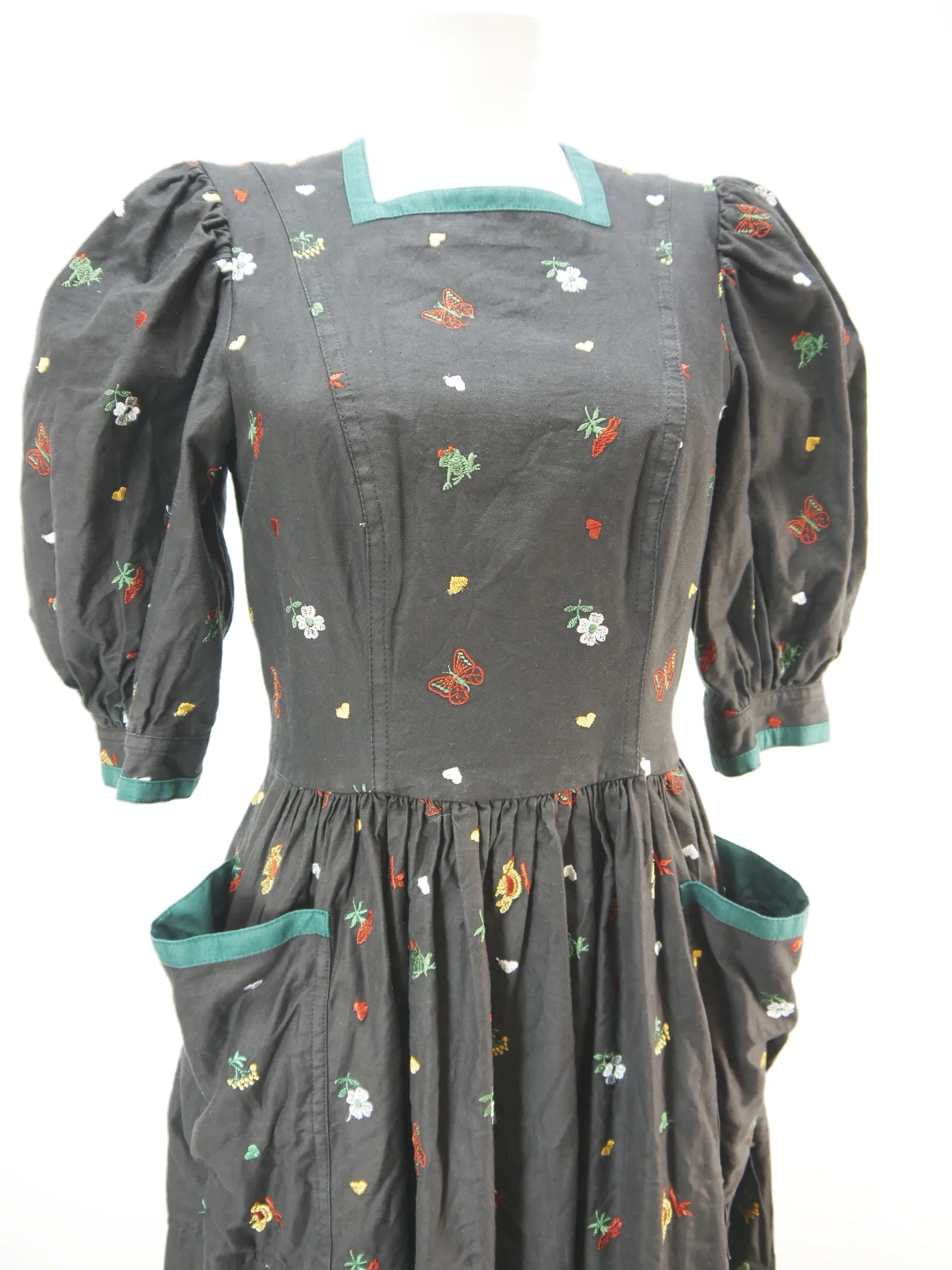 Gaisberger Austria schwarz mit Stickerei toll Landhaus Kleid Trachtenkleid Gr.38