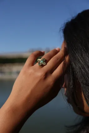 Goldmessing-Ring mit Blumenmuster – Natürlicher Stil von Maison Okami