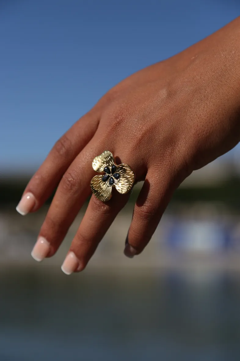 Ring aus goldfarbenem Messing mit strukturierter Blume – von Maison Okami