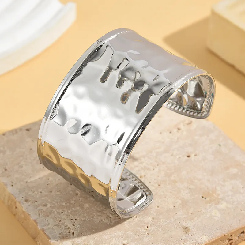 Silbernes Armband mit offener Manschette und glänzender Innenstruktur