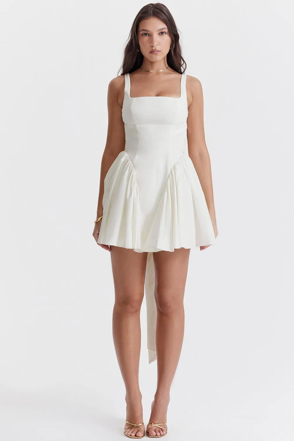 Ätherische Eleganz: das weiße Kleid mit Bändern